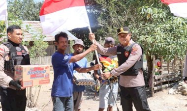 Jelang-HUT-RI-ke-81,-Kapolres-Belu-Patroli-Perbatasan-Sambil-Bagikan-Bendera-dan-Sembako