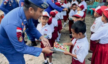 Sambut-HUT-ke-81-RI,-Ditpolairud-Polda-NTT-Bagikan-Bendera-dan-Alat-Tulis-untuk-Warga-Pesisir-Flotim
