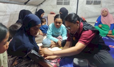 Polri-Hadir-di-Tengah-Pengungsi-Gempa-Flores,-Puluhan-Warga-Jalani-Pemeriksaan-Kesehatan-di-Posko-Gelora-Samador