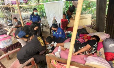 Polda-NTT-Pastikan-Kesehatan-Pengungsi-Pasca-Gempa-Terjaga,-Tim-Dokkes-Polres-Ende-Berikan-Pemeriksaan-dan-Obat-obatan