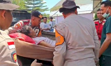 Sigap-di-Tengah-Bencana,-Personel-Sabhara-Polres-Sikka-Bantu-Nakes-Evakuasi-Korban-Gempa-di-RS-TC-Hillers-Maumere