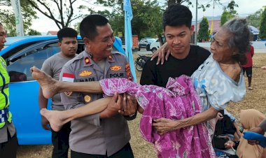 Sentuhan-Kasih-untuk-Lansia,-Wujud-Polri-Hadir-di-Tengah-Bencana