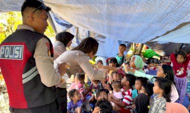Polwan-Polres-Manggarai-Timur-Hadirkan-Senyum-Anak-Anak-Pengungsi-Gempa-Lewat-Trauma-Healing
