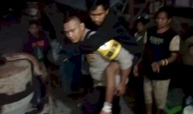 Bhabinkamtibmas-dan-Personel-Polairud-Polda-NTT-Evakuasi-Dua-Korban-Luka-Berat-Gempa-di-Palue-ke-RS-TC-Hillers-Maumere