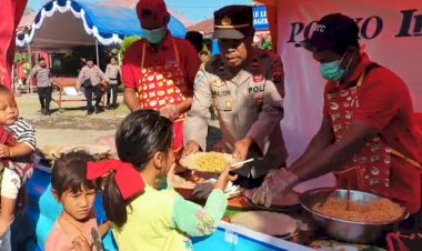 Polda-NTT-Salurkan-300-Paket-Makanan-untuk-Warga-Terdampak-Gempa-di-Flores