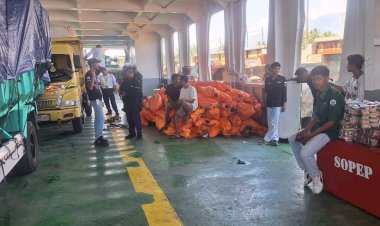 Polda-NTT-Kawal-Distribusi-Logistik-Gempa-ke-Pulau-Palue,-Bantuan-Dikirim-Melalui-KM-Ile-Ape
