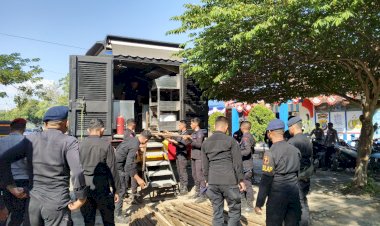 Polres-Nagekeo-dan-Brimobda-NTT-Buka-Dapur-Lapangan,-Pastikan-Kebutuhan-Makan-Pengungsi-Terpenuhi