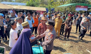 Kapolri-Bersama-Ketua-Komisi-IV-DPR-RI-Tinjau-Pengungsi-di-Lamba-Leda-Utara,-Serahkan-1.300-Paket-Sembako