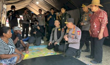 Kapolri-Bersama-Ketua-Komisi-IV-DPR-RI,-Didampingi-Kapolda-NTT,-Tinjau-Pengungsi-Gempa-di-Reo,-Serahkan-Ribuan-Paket-Sembako-dan-Kebutuhan-Pengungsi