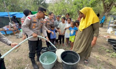 Polres-Manggarai-Timur-Salurkan-Air-Bersih-ke-Posko-Pengungsian,-Pastikan-Kebutuhan-Dasar-Warga-Terpenuhi