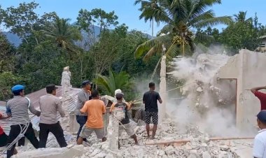 Polri-dan-Warga-Golo-Ndaring-Bersinergi-Bersihkan-Puing-di-Teong-Toda-Pascagempa-M-7,7