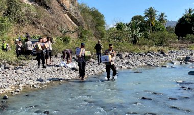 Menembus-Jalan-Terjal,-Polri-Hadir-Membawa-Harapan:-Kapolres-Nagekeo-Salurkan-Bantuan-Kapolda-NTT-untuk-Warga-Terdampak-Gempa