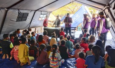 Pulihkan-Trauma-Korban-Gempa,-Polri-Gelar-Trauma-Healing-di-Dusun-Nioniba-Ende