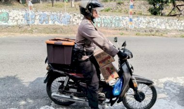 Tak-Menunggu-Fasilitas,-Kapolsek-Ende-Gunakan-Sepeda-Motor-untuk-Bantu-Warga-Korban-Gempa