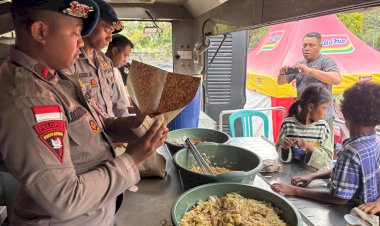 Polri-Hadir-di-Tengah-Warga,-Dapur-Lapangan-Brimob-NTT-Siapkan-Makanan-untuk-Korban-Gempa-di-Nagekeo