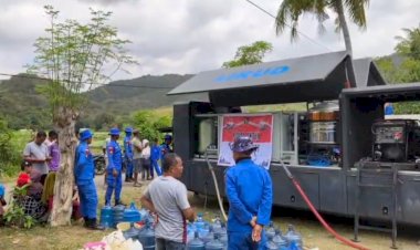 Polri-Hadir-di-Tengah-Warga,-Ditpolairud-Polda-NTT-Salurkan-7-Ton-Air-Bersih-Siap-Minum-untuk-Korban-Gempa-di-Reo