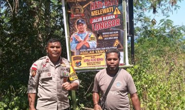 Pasca-Gempa-Flores,-Bhabinkamtibmas-Polri-Pasang-Imbauan-di-Jalur-Rawan-Longsor-Trans-Boba-Raya
