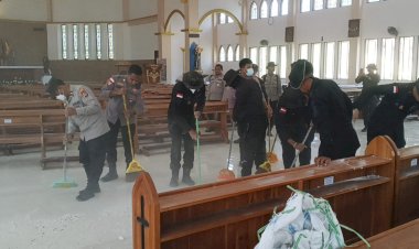 Polri-Hadir-di-Tengah-Warga,-Kapolres-Nagekeo-Pimpin-Bakti-Sosial-Bersihkan-Gereja-Pasca-Gempa-Flores