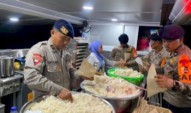 Dapur-Lapangan-Polri-Hadir-di-Pengungsian-Reok,-Ribuan-Nasi-Disiapkan-untuk-Warga-Terdampak-Gempa