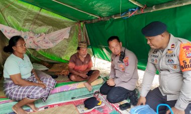Di-Bawah-Tenda-Darurat,-Polri-Hadir-Menguatkan-Penyintas-Gempa:-Kapolres-Mabar-Datangi-Keluarga-Rentan-di-Golo-Tanggar