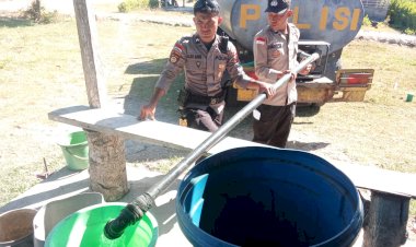 Polres-Ngada-Salurkan-1.500-Liter-Air-Bersih-bagi-Warga-Terdampak-Gempa-di-Riung