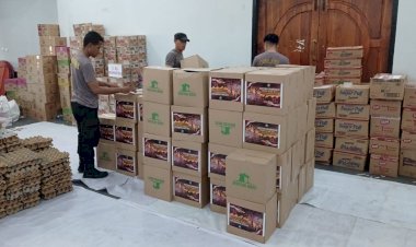 Polda-Sulsel-Kirim-106-Paket-Bansos-untuk-Warga-Terdampak-Gempa-di-Sikka