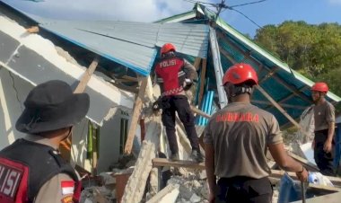 Polri-Tak-Tinggal-Diam,-Tim-Samapta-dan-K-9-Evakuasi-Barang-Warga-dari-Reruntuhan-Gempa-di-Manggarai-Timur