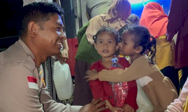 Kesulitan-Air-Bersih-Pascagempa,-Polri-Hadir-Salurkan-Bantuan-di-Posko-Ronting-Manggarai-Timur