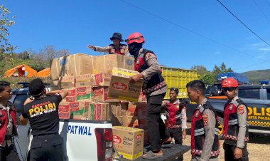 Operasi-Aman-Nusa-II-2026,-Polda-NTT-Salurkan-Bantuan-Sembako-untuk-Warga-Terdampak-Bencana-di-Manggarai-Timur