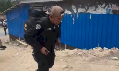 Menembus-Medan-Sulit,-Bripka-Gerson-Bawa-WONTECH-Polri-untuk-Sambungkan-Kembali-Komunikasi-Warga