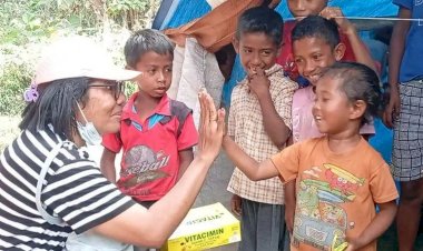 Rayakan-HUT-ke-39-dengan-Berbagi,-Bhayangkari-Brimobda-NTT-Sambangi-Warga-Terdampak-Gempa-di-Bora-Blupur