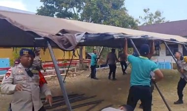Polda-NTT-Pasang-Tenda-Darurat-Logistik-Polri-untuk-Bantu-Aktivitas-Belajar-di-SDI-Nggorang-Pascagempa