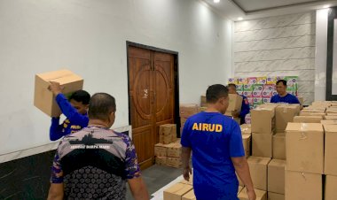 Polri-Terus-Bergerak,-Bantuan-Logistik-Menjangkau-Warga-Terdampak-Gempa-di-Sikka