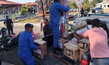 Saat-Warga-Membutuhkan,-Polri-Hadir-Bawa-Bantuan-ke-Desa-Desa-Terdampak-Gempa-Ende