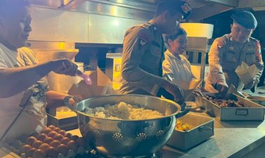 Dapur-Lapangan-Polri-Hadir-di-Pengungsian-Bekek,-Sajikan-Makanan-Hangat-untuk-Korban-Gempa-Ngada