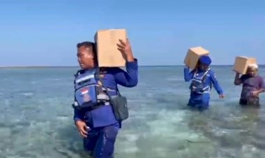Menembus-Laut-Menuju-Pulau-Sukun,-Polri-Salurkan-146-Paket-Sembako-untuk-Warga-Terdampak-Gempa