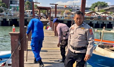 Respon-Cepat-Keluhan-di-Medsos,-Sat-Polairud-Polres-Mabar-Perbaiki-Dermaga-Kampung-Ujung-yang-Lapuk