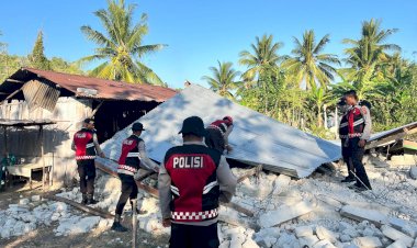 Tak-Hanya-Jaga-Kamtibmas,-Personel-Samapta-Polda-NTT-Bantu-Bongkar-dan-Evakuasi-Rumah-Warga-Terdampak-Gempa