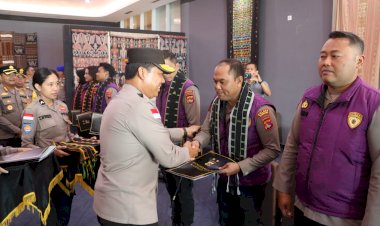 Jalankan-Misi-Kemanusiaan-Penanganan-Gempa,-Kapolda-NTT-Beri-Penghargaan-kepada-Tim-Trauma-Healing-Polda-Jateng-dan-Polda-NTB