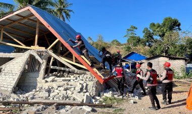 Dirsamapta-Polda-NTT:-Polisi-Tak-Hanya-Jaga-Keamanan,-tetapi-Bantu-Warga-Pulih-Pascagempa