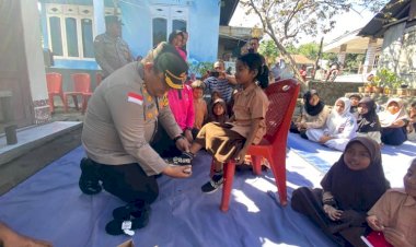 Polres-Ende-dan-Bhayangkari-Hadirkan-Senyum-di-Tengah-Luka-Gempa,-44-Anak-Terima-Bantuan-Pendidikan