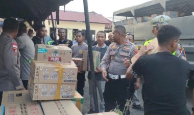 Dua-Truk-Bantuan-Polres-Kupang-Melaju-ke-Flores,-Bawa-Harapan-untuk-Korban-Bencana