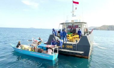 Arungi-Laut,-Polri-Tembus-Pesisir-Pasir-Panjang-Antar-Bantuan-untuk-Warga-Terdampak-Gempa