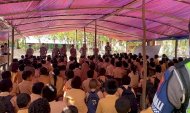 Senyum-Kembali-Terpancar:-Polres-Nagekeo-Gelar-Trauma-Healing-untuk-Siswa-Penyintas-Gempa-di-SDI-Waemburung