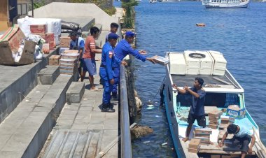 Mereka-Tidak-Sendiri,-Polres-Mabar-Kembali-Kirim-Logistik-Untuk-Korban-Gempa-di-Pulau-Longos