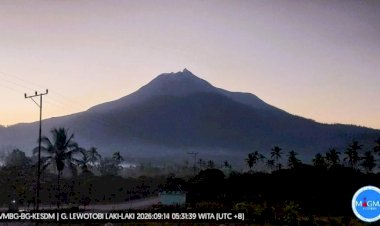 Gunung-Lewotobi-Laki-laki-Relatif-Tenang,-Polres-Flotim-Ajak-Warga-Tenang-dan-Patuh-Zona-Bahaya