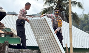 Polsek-Kuwus-dan-Warga-Bongkar-Rumah-Rawan-Runtuh,-Hadir-Pulihkan-Rasa-Aman-Pascagempa