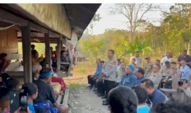 Sampaikan-Duka-Cita-yang-Mendalam,-PJU-Polda-NTT-Bersama-Kapolres-Sumba-Barat-Melayat-ke-Rumah-Duka-Korban-Penembakan-(Pelaku-Curnak)