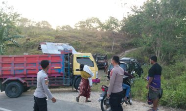 Wujud-Empati-dan-Redam-Ketegangan,-Wakapolres-Sumba-Barat-Melayat-ke-Rumah-Duka-Almarhum-Jowa-Tana