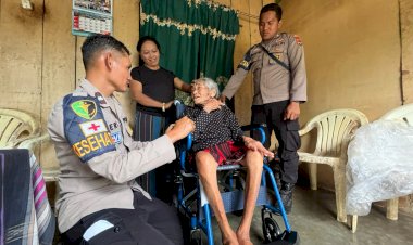 Sentuhan-Kemanusiaan-Divhumas-Polri-di-Flores:-Air-Mata-Haru-Ibu-Dortea-Saat-Terima-Kursi-Roda-dan-Sembako